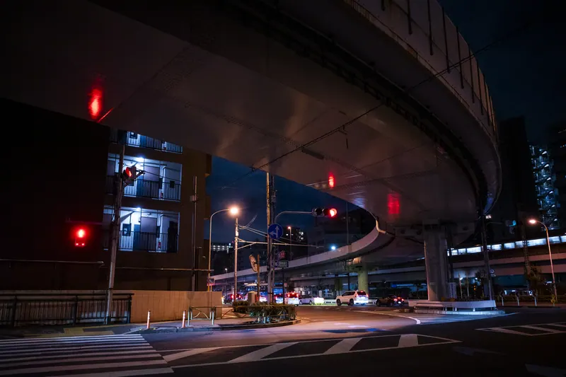 夜の高架下