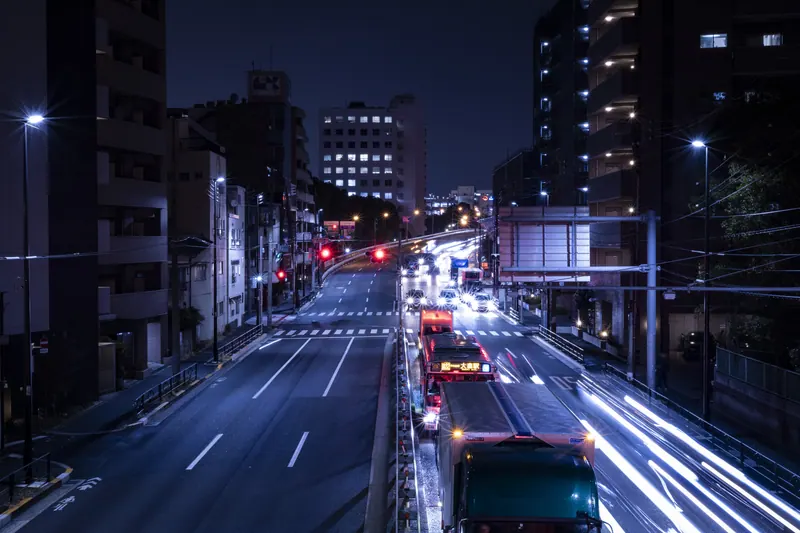 夜の幹線道路