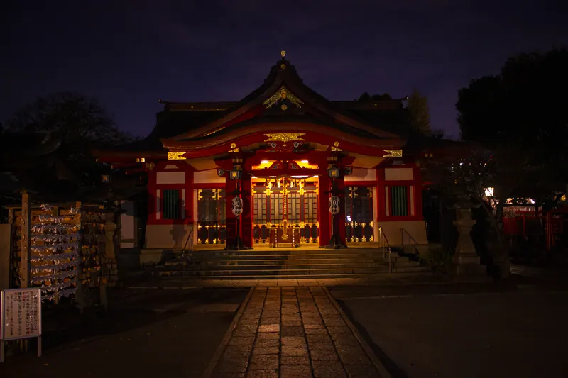 灯りのともる夜の社