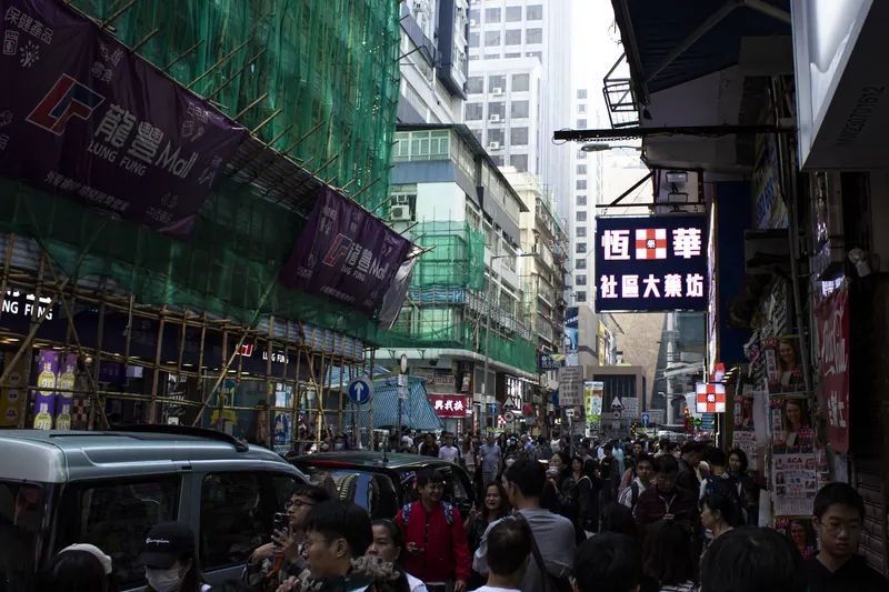 香港、人波の街角