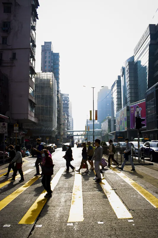 香港、逆光の横断歩道